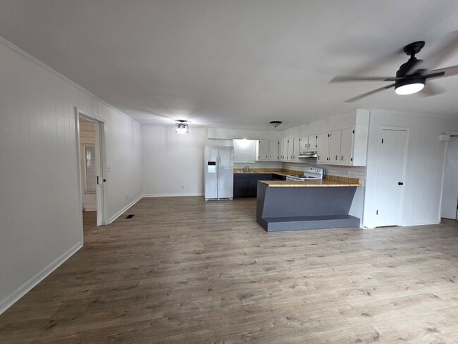 Building Photo - FOR LEASE Charming All-Brick Home on 1 Acr...