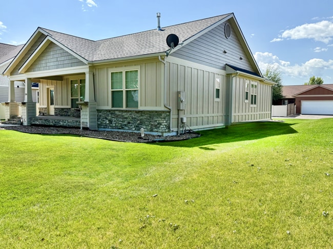 Building Photo - Beautifully Designed 3 Bed Home