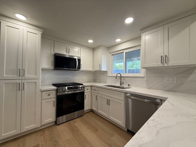 Building Photo - 1120 Village Dr