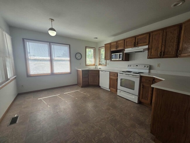 Building Photo - Large town house for rent!