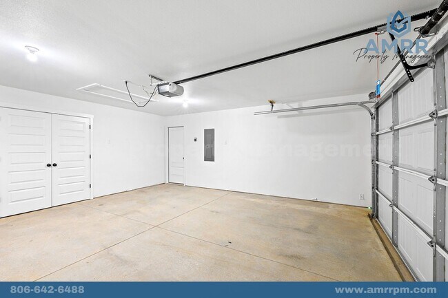 Building Photo - 313 Foliage St
