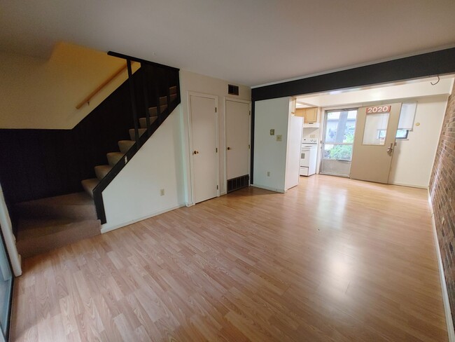 Building Photo - 2 Bed/1 Bath Townhouse