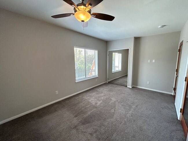 Building Photo - Beautifully Upgraded 2 Bed 2.5 Bath Townhome