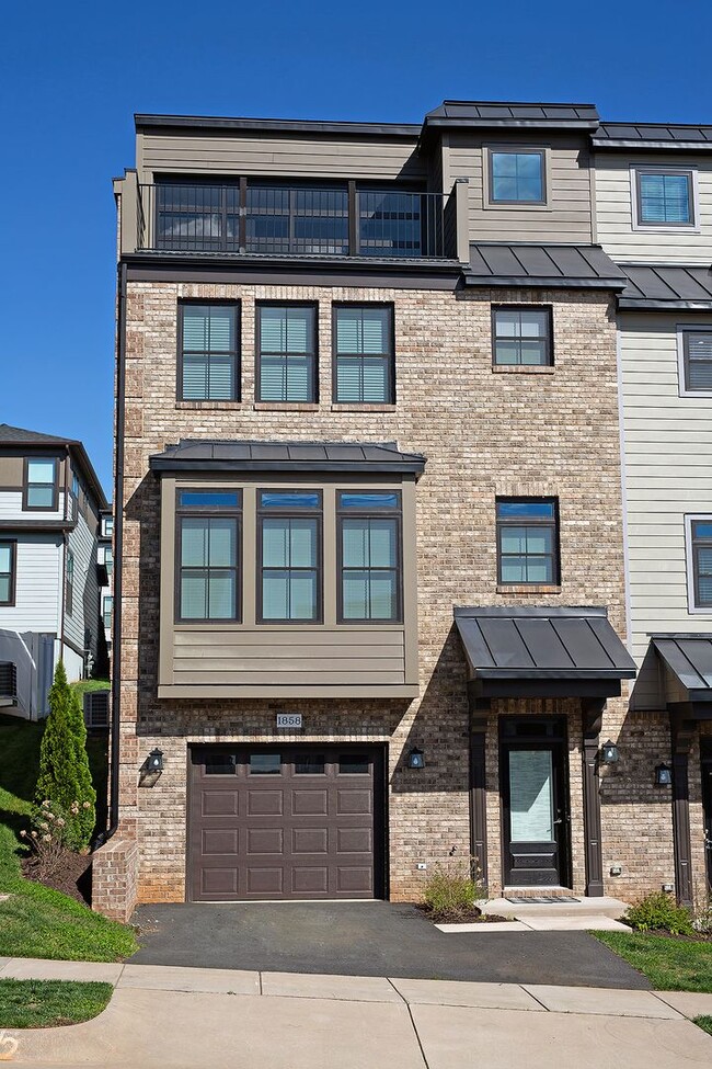Building Photo - Spacious Cascadia Townhome With Rooftop Te...