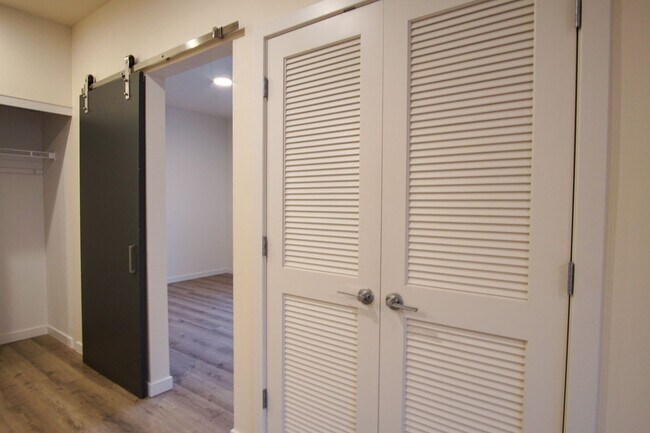 Building Photo - Spacious 2nd Floor 2-Bed in John's Landing...