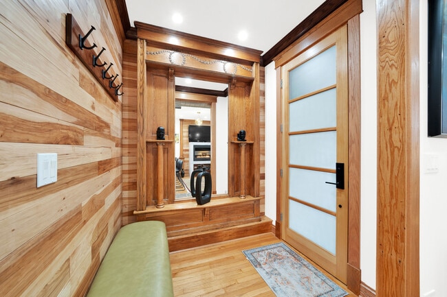 Building Photo - 1226 S 60th Ct