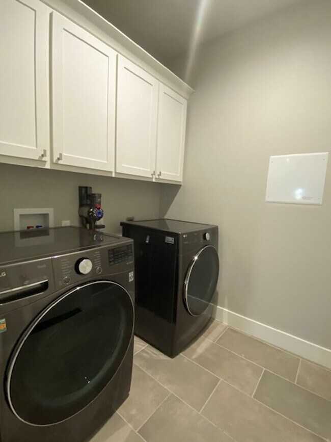 Building Photo - 3806 Negin Dr