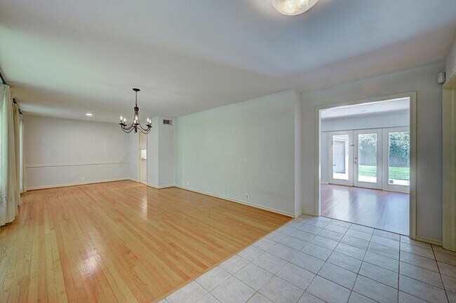 Building Photo - 806 Westwood Dr