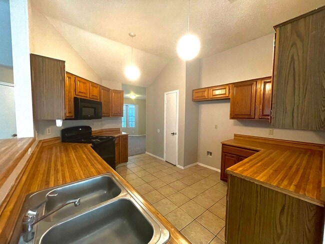 Building Photo - CUTE 3 BEDROOM HOME ON CUL-DE-SAC WITH LARGE BACK YARD*FRESH INTERIOR PAINT*2 CAR GARAGE*FIREPLAC...