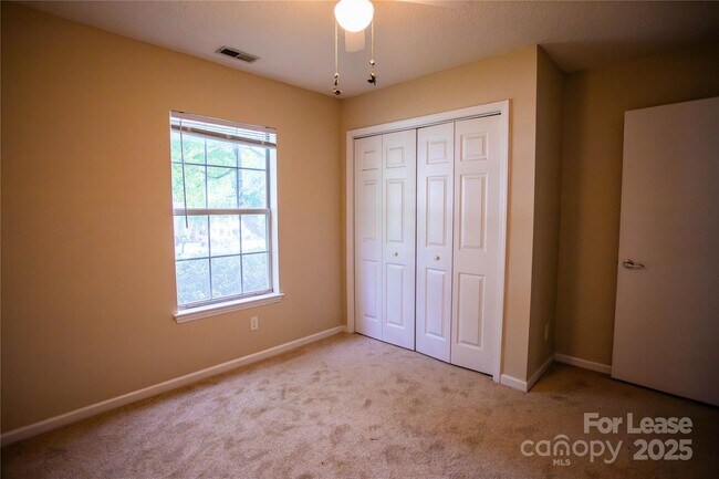 Building Photo - 322 Cottonwood Park Dr