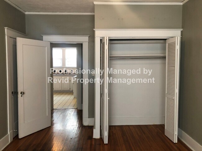 Building Photo - Large upstairs apartment in Midtown!