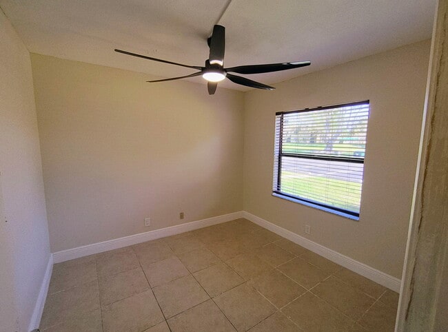 Building Photo - 6736 Palmetto Cir S