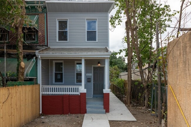 Building Photo - ???RENOVATED HOUSE WITH FULL BASEMENT + HUGE YARD Close to PENN / CHOP / DREXEL