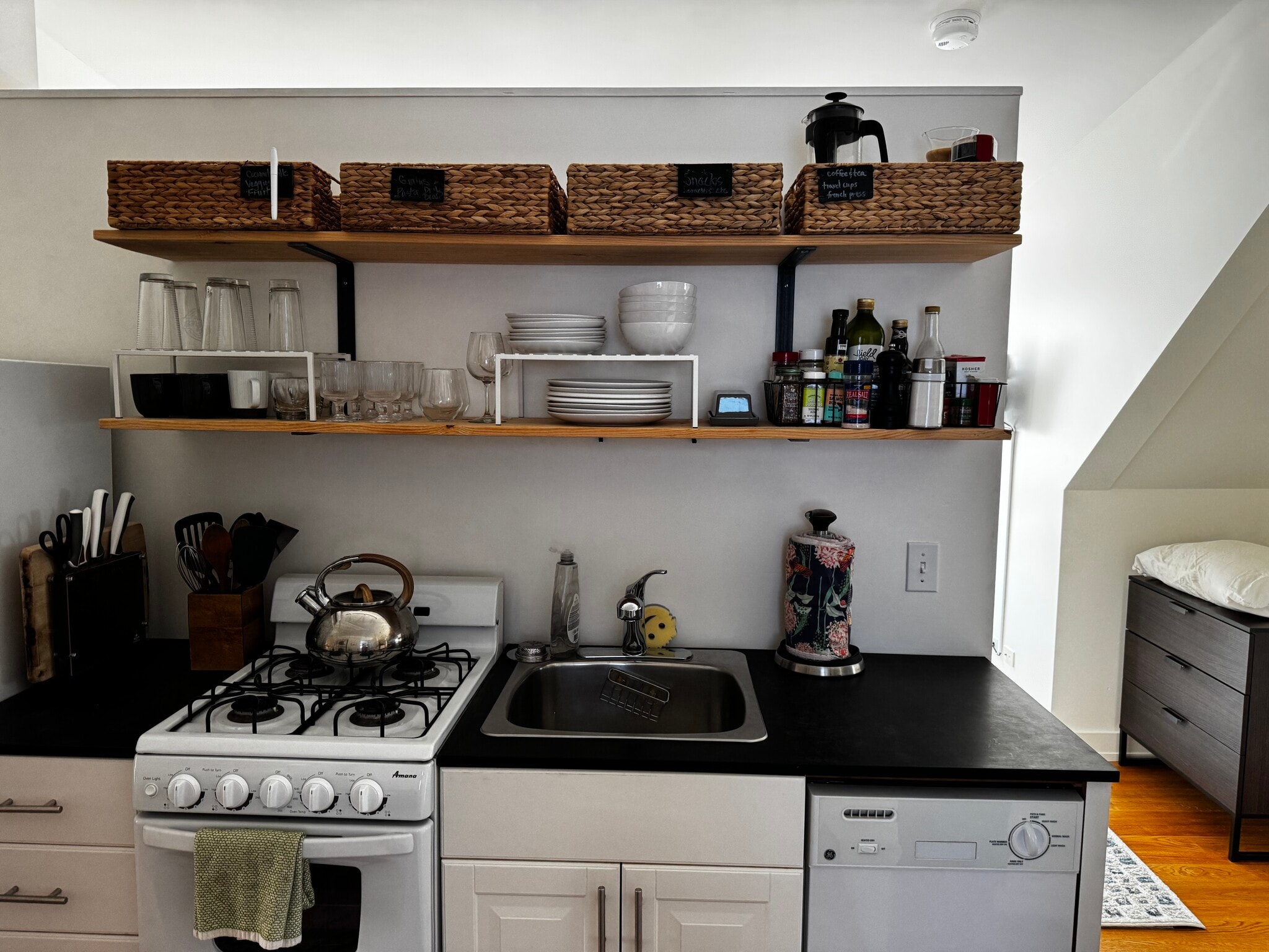 Kitchen with gas stove/oven and dishwasher - 33 Atlantic St
