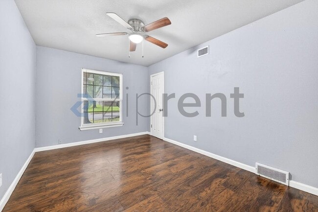 Building Photo - Unit