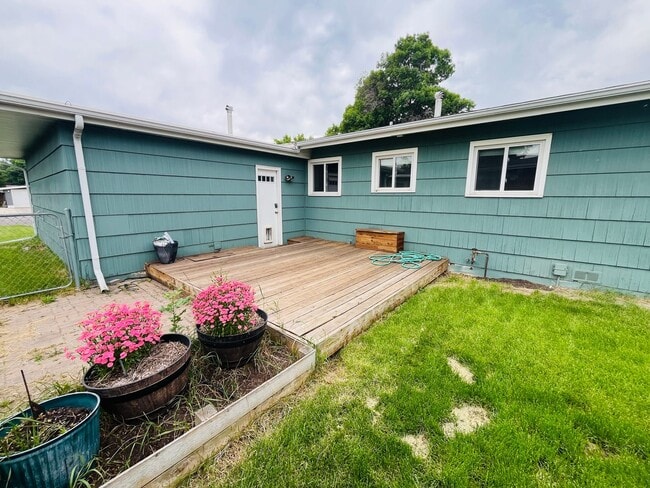 Building Photo - 3 bedroom home centrally located!
