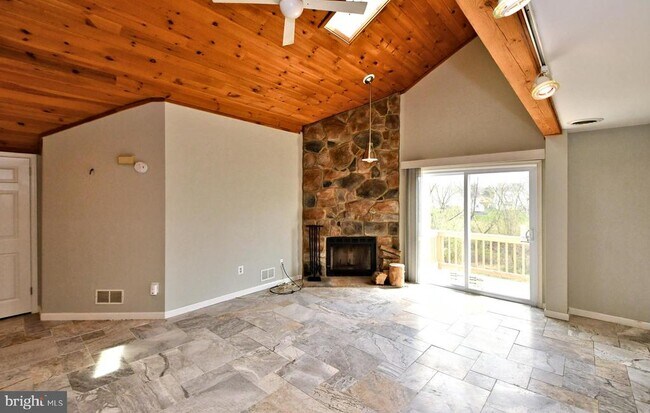 Building Photo - 122 Wheatsheaf Ln