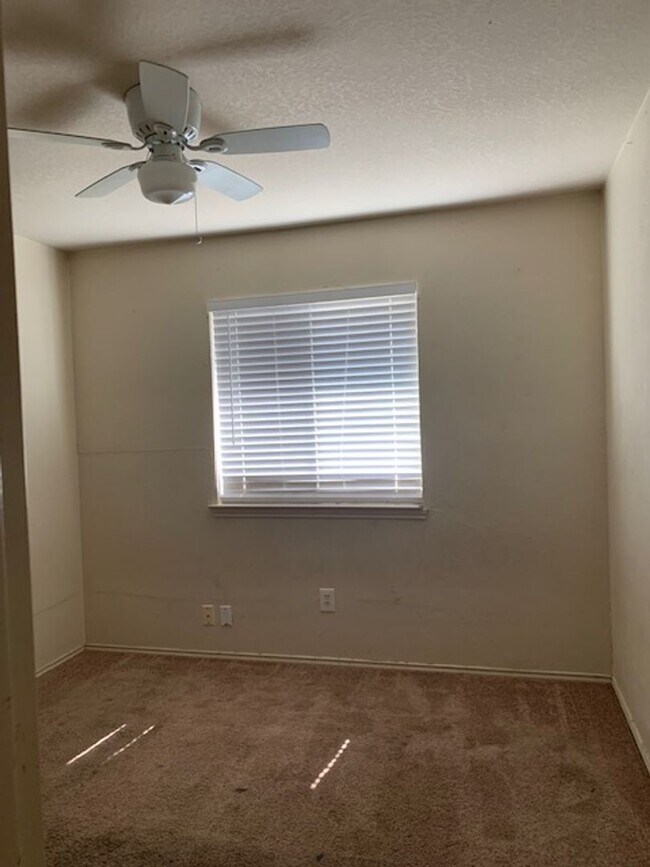 Building Photo - 3 bedroom, 2 bath, and 2 car garage house