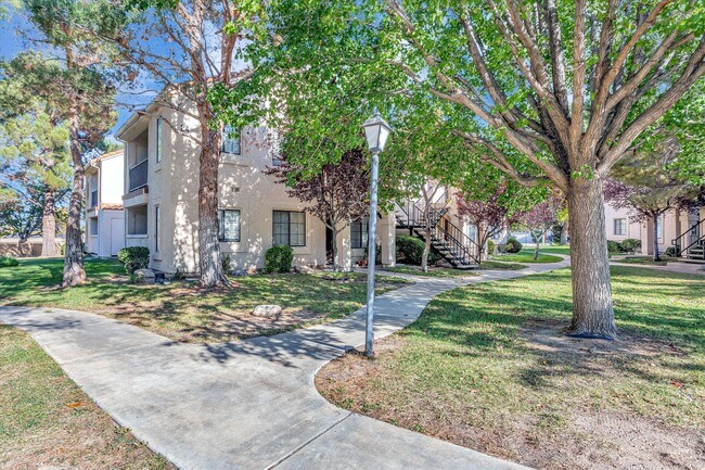 Building Photo - 2554 Olive Dr