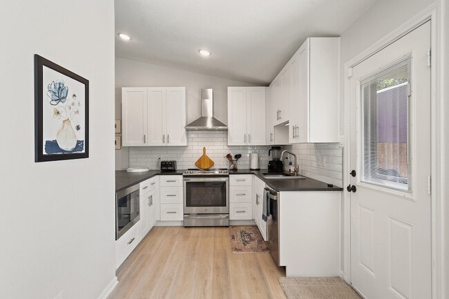 Building Photo - 512 Yellowstone Dr