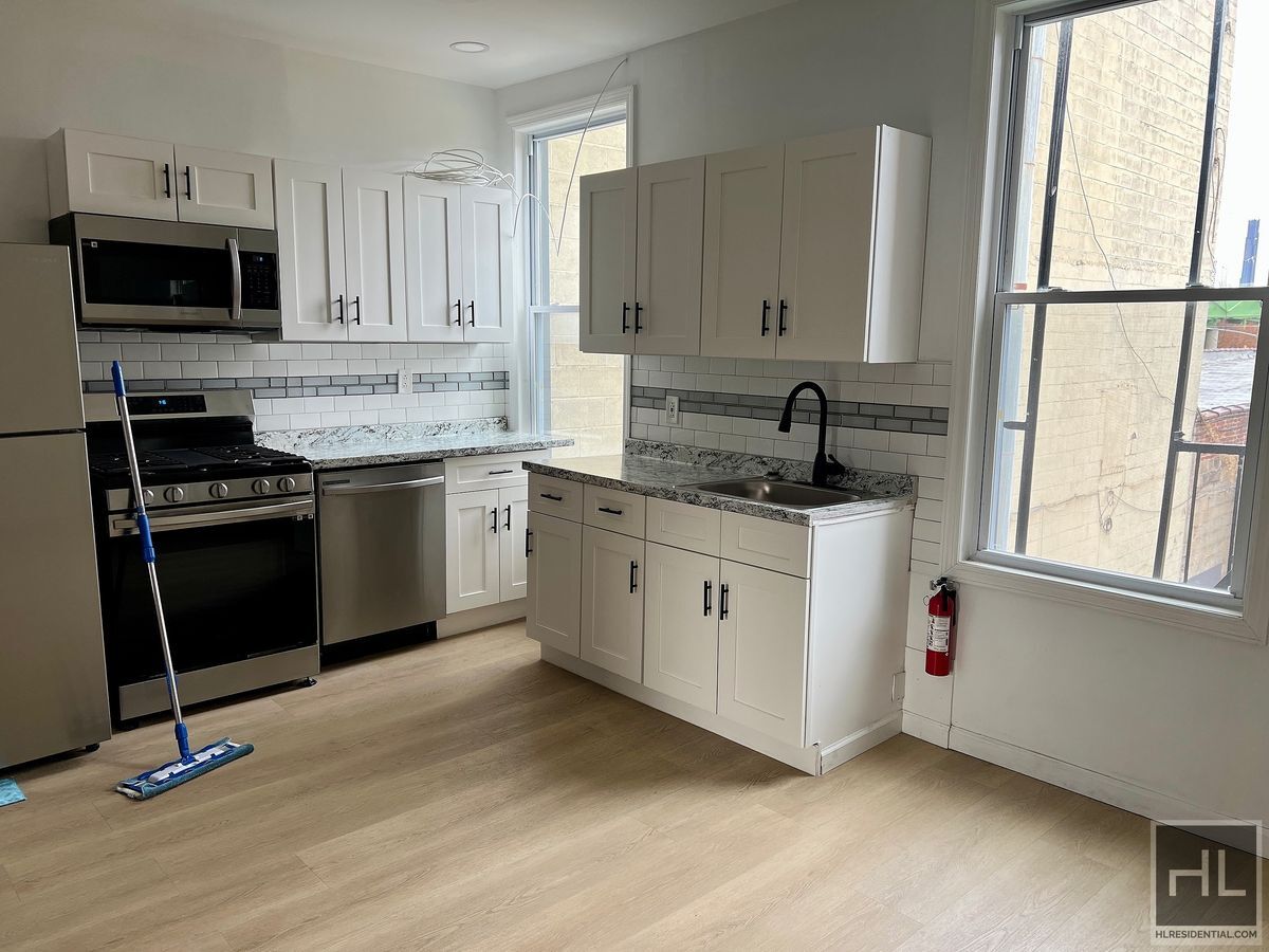 Building Photo - Top Floor 2BR 1BA Lofty Space w/ Laundry I...