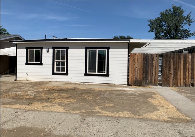 Building Photo - Buchanan Duplex