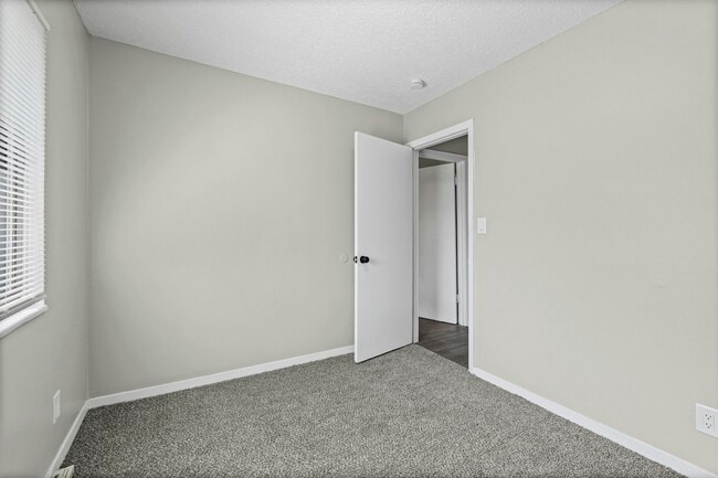 Building Photo - 2900 W 43rd Terrace