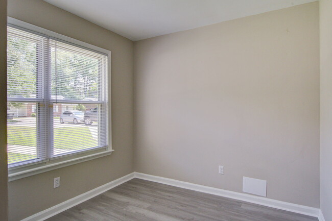 Building Photo - 9621 N Cardinal Dr