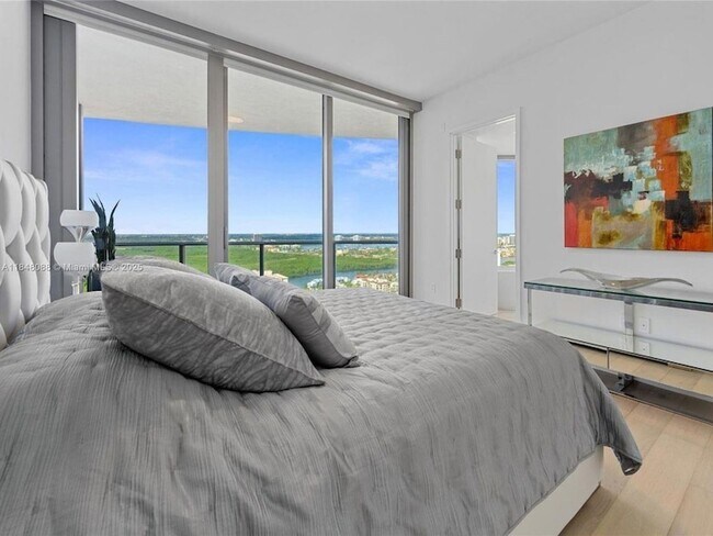Building Photo - 15701 Collins Ave