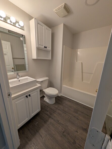 Guest Bathroom - 5004 Hunters Trail