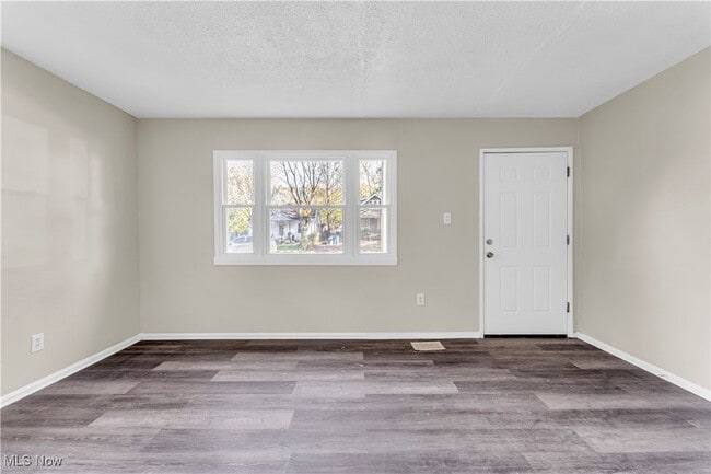 Building Photo - 4428 E 142nd St