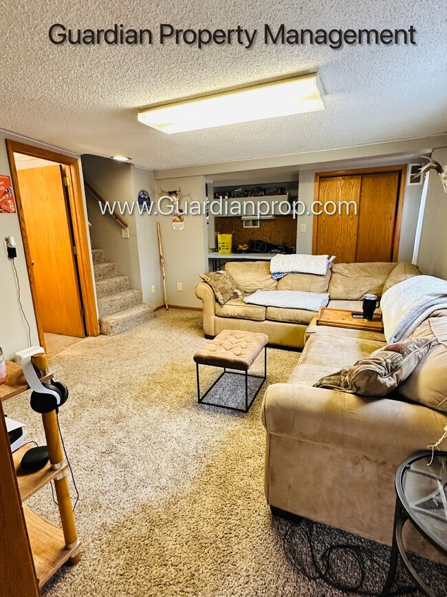 Building Photo - Orono Single Family Home, Large Garage, Sp...