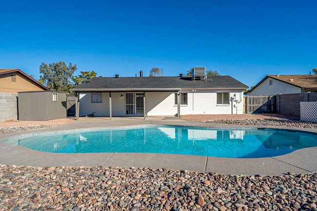 Building Photo - Charming Tempe home with a pool!