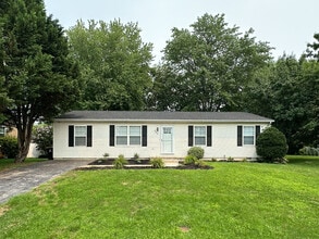 Building Photo - 903 Queens Ct