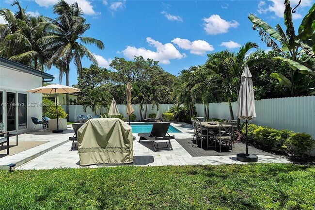 Building Photo - 660 NE 121st St