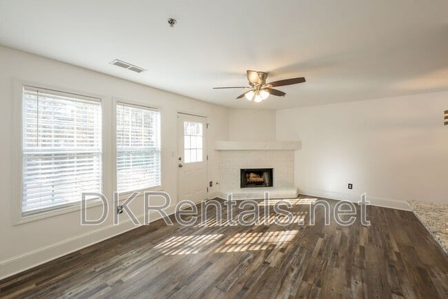 Building Photo - 215 Morris Ln