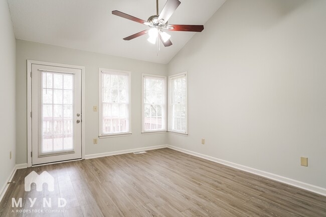 Building Photo - 821 Penncross Dr