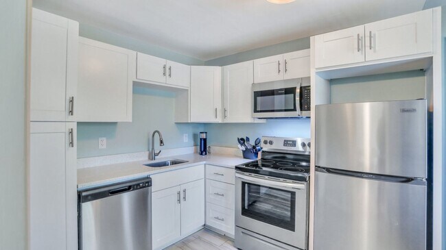 Building Photo - Beautifully renovated Move-in Ready 2bed 1...