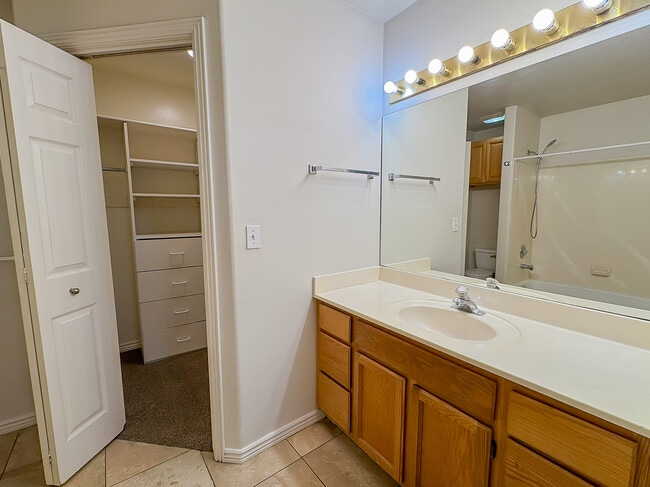 Building Photo - 1611 N Grandview Ln