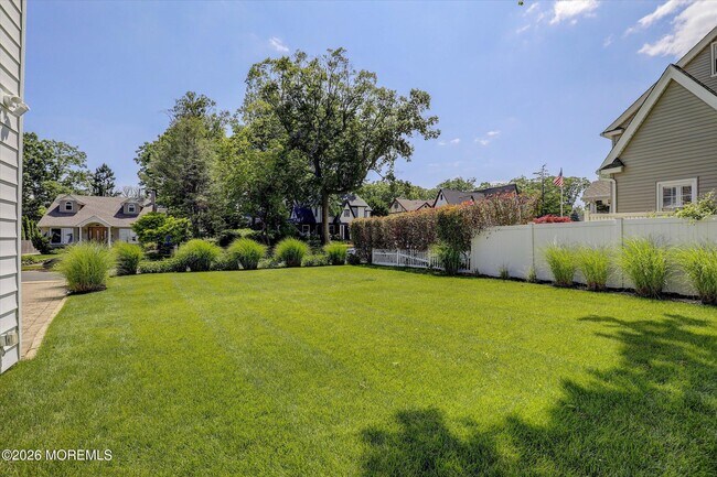 Building Photo - 570 N Edgemere Dr