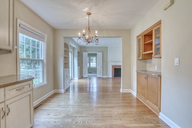 Building Photo - 645 Hi View Ct
