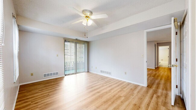 Building Photo - Adorable 2beds/2baths w/2 Parking spaced Included Available Now