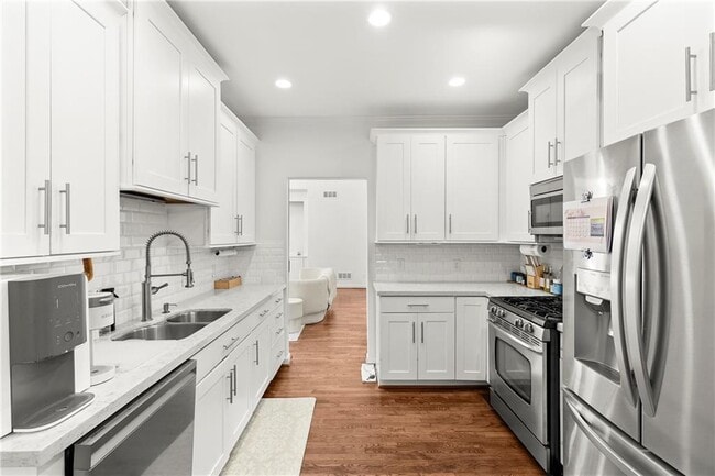 Building Photo - 350 Landing Entry