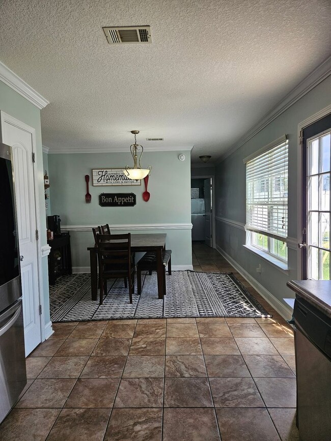 Building Photo - Spacious 5-Bedroom, 3-Bathroom Home for Re...