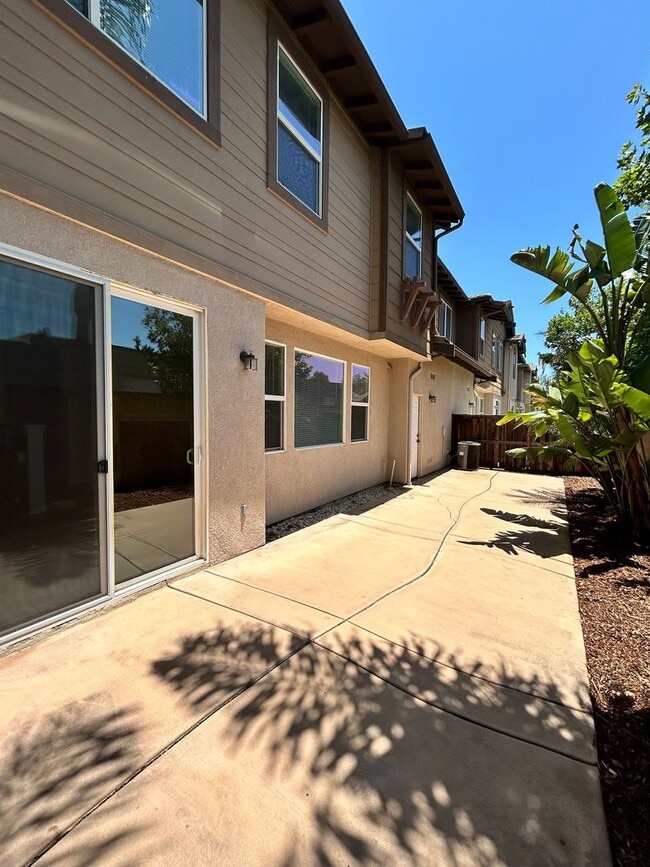 Building Photo - 3 bed 2 car garage condo for rent in Murrieta