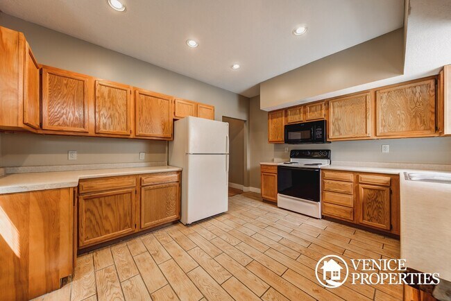 Building Photo - 1984-1986 Summit St