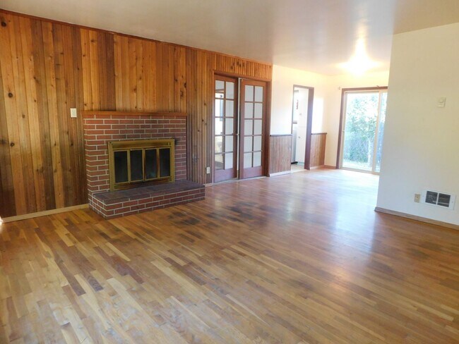 Building Photo - Spacious 3/Bedroom-1-1/2Bathroom Home In F...