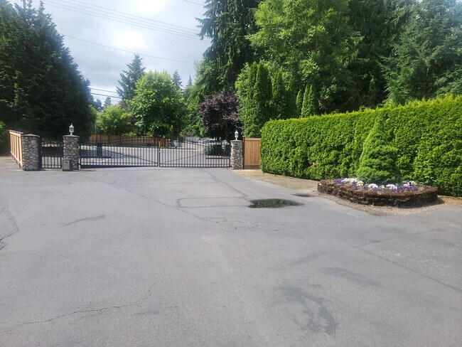 Building Photo - University Place Ground Floor Apartment Home, Newly refurbished "Somerset Place"  2 Bedroom, 1 1/...