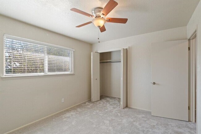 Building Photo - 115 Rhonda Dr