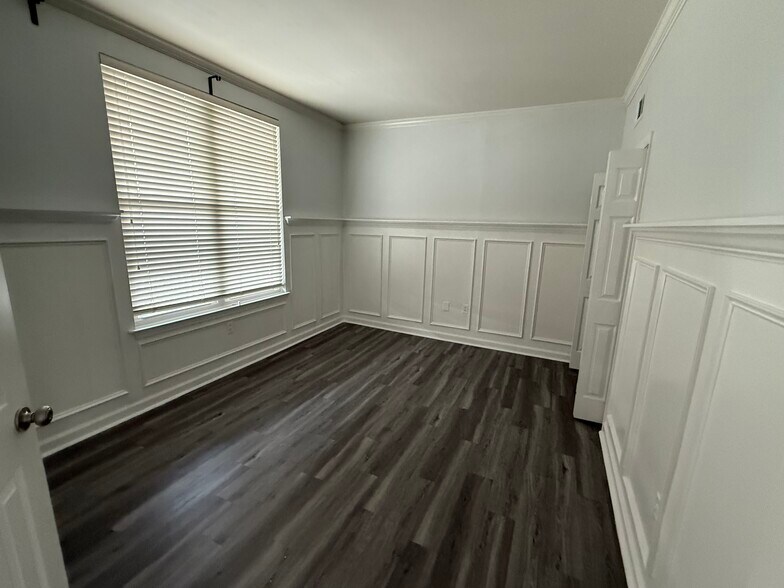 Building Photo - 405 W 7th St